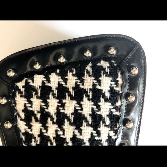 Trina Turk Houndstooth Clutch is ideal for any event or occasion. - Picture 6 of 10